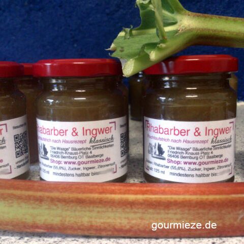Gläser mit Rhabarber-Marmelade