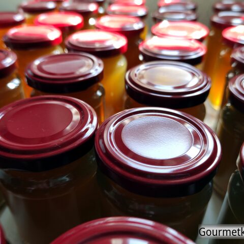 Viele Marmeladengläser auf Tisch in der Produktion