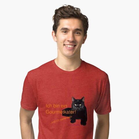 Mann mit T-Shirt mit Gourmetkater als Motiv